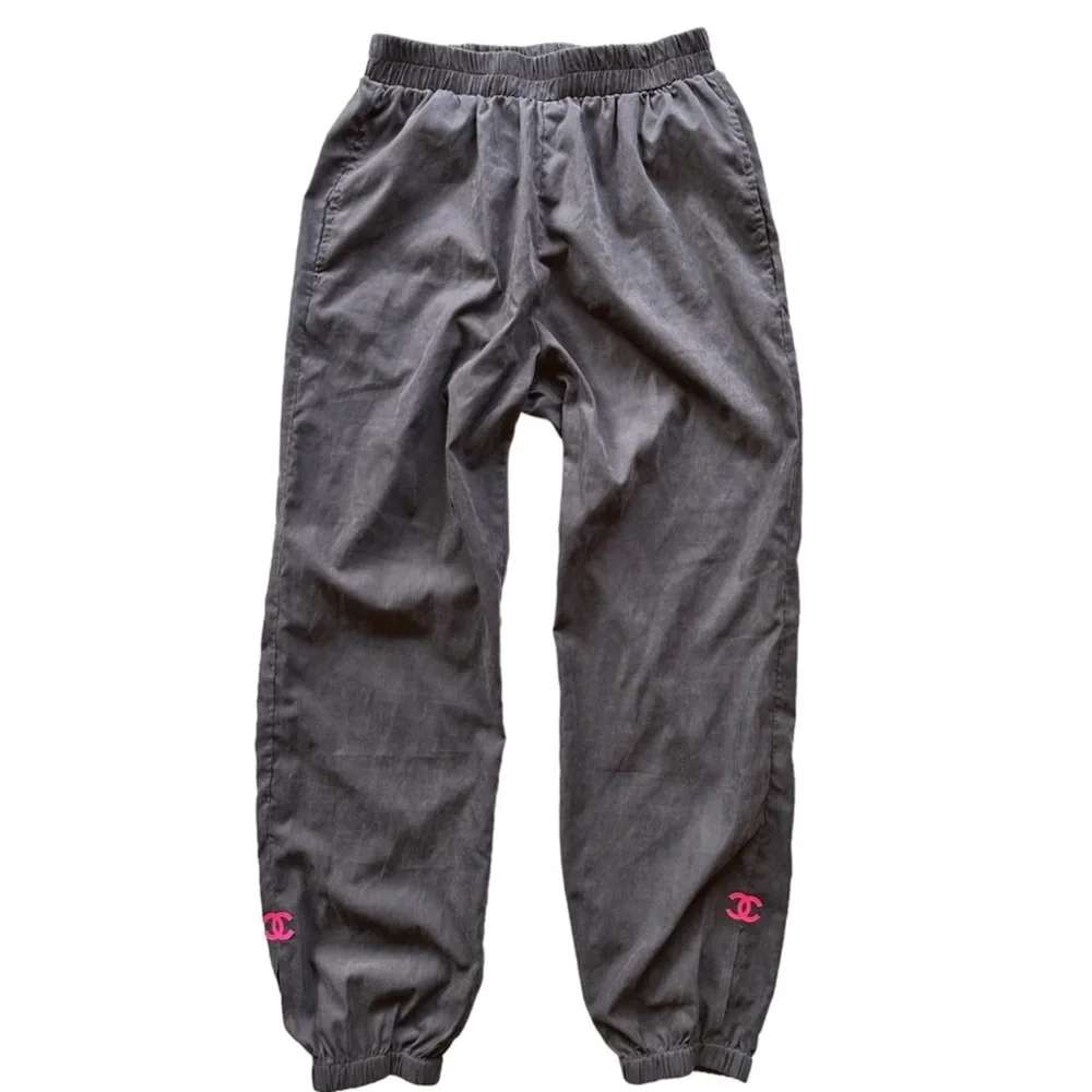 SOLD ❌ Chanel Dark Grey Joggers Pink CC Logo - Picture 4 of 15